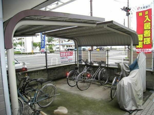 画像6:～屋根付きの駐輪場で雨も防げますね～