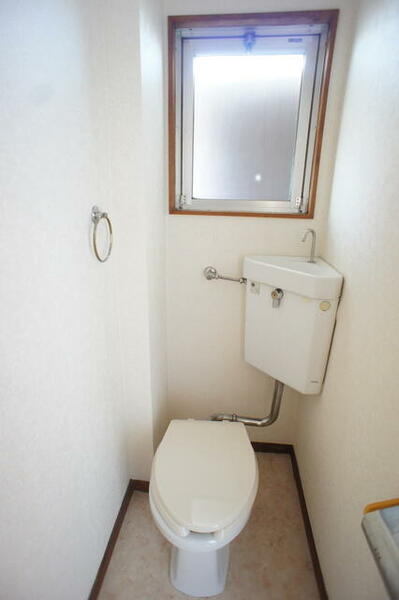 画像9:窓があって明るいトイレ！換気もバッチリです☆