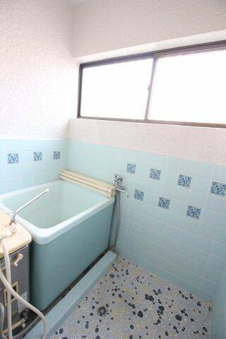 画像5:お風呂は窓があるので空気の入れ替えができます。