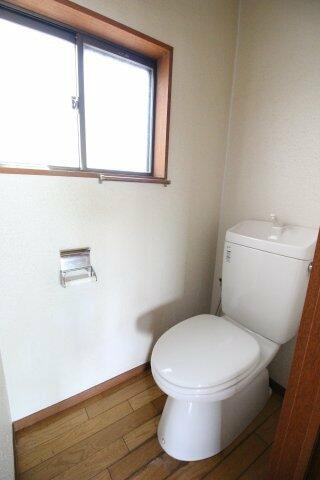 画像7:バストイレ別です。窓があり空気の入れ替えができます。