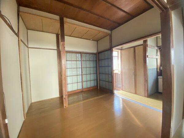和室には収納が１間、天袋があります。