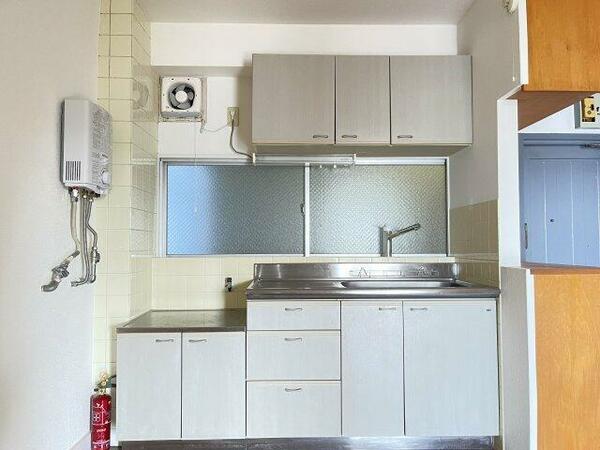 画像6:収納豊富なキッチンで、生活感を隠すことができます。また、キッチンのそばに窓があることもポイントです。