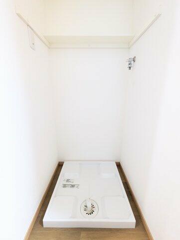 画像12:洗濯機置き場は室内にございます。便利な棚と防水パン設置済みです。
