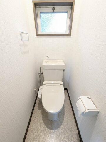 画像6:トイレには温水洗浄便座が備え付けです。
