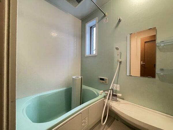 画像5:お風呂は広く、窓付きなので、換気もできます。