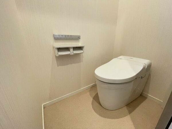 温水洗浄機能付き便座です。1，2階にトイレがございます。