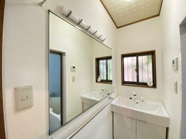 画像7:独立洗面台です！ 真横には大きな鏡があるので身支度も捗ります！