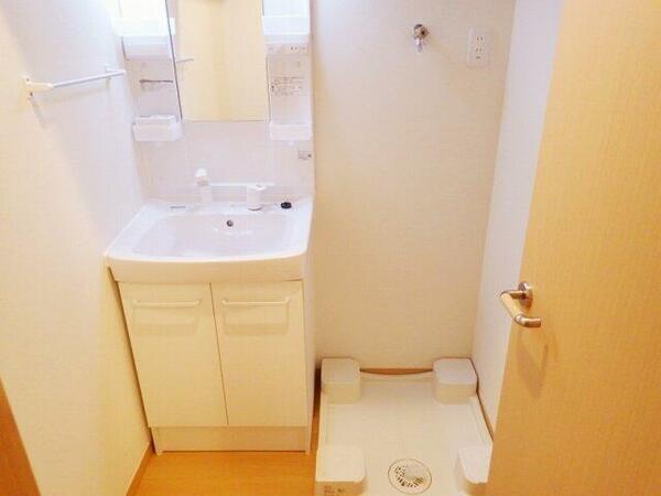 画像7:洗面脱衣室。シャワー付き独立洗面台、室内洗濯機置場あります。