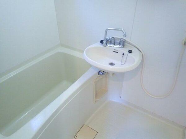 画像7:白を基調としたシンプルな浴室です。（過去の写真になります）