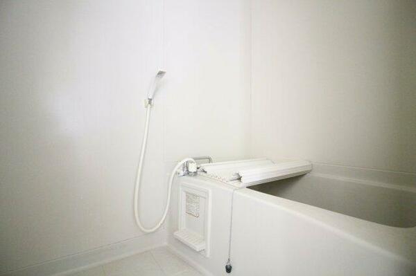 画像7:シンプルで掃除のしやすい浴室。