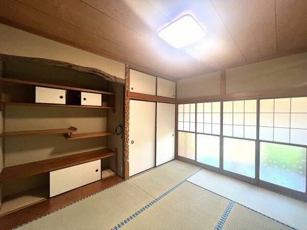 廊下から日が入り明るい和室です。収納スペースもたくさんあります！