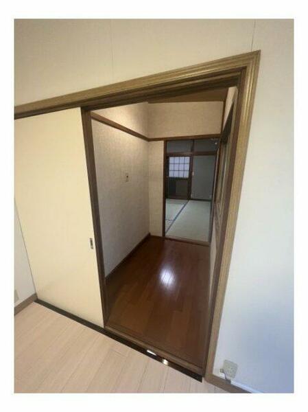 和室へ続く廊下兼収納スペースがあります。