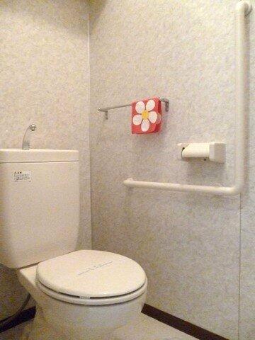 トイレ：人気のバストイレ別です♪横にはタオルを掛けられるハンガーもあります♪トイレが独立していると使いやすい