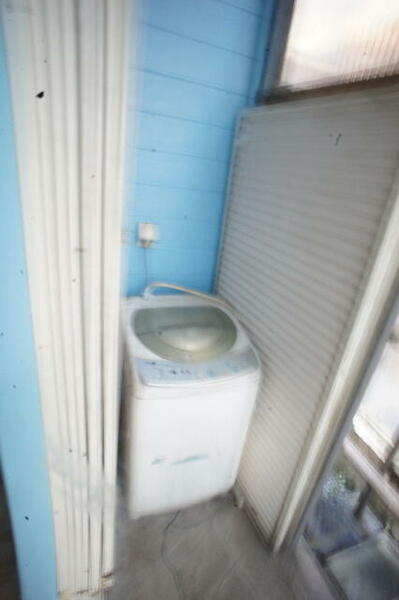 画像13:洗濯機置場が室外にあるのでお部屋を広々お使いいただけます。※家具については要確認