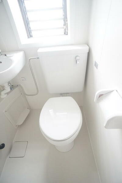 画像11:白を基調とした空間で清潔感のあるトイレです♪