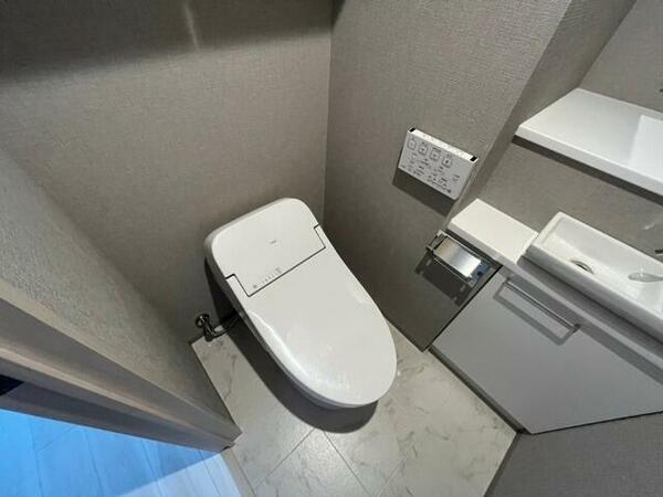 画像12:トイレです。ユニットバスになってますのでコンパクト。