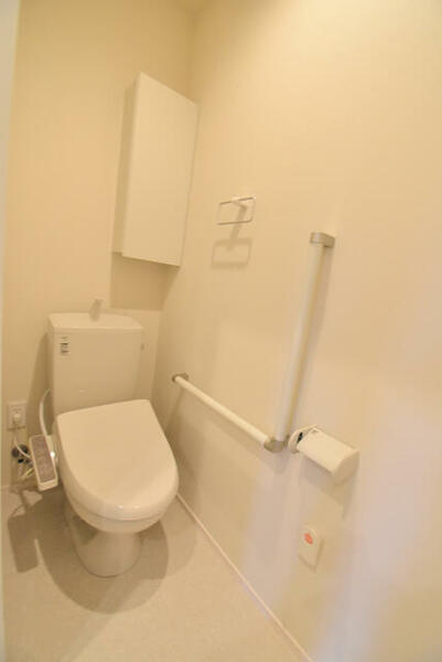画像10:洗浄・暖房便座付き！トイレにも手すりが設置されています。
