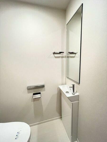画像10:トイレに手洗いカウンターがあります。