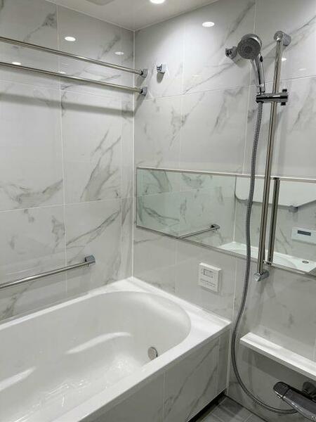 画像9:浴室暖房乾燥機能付きのバスルーム