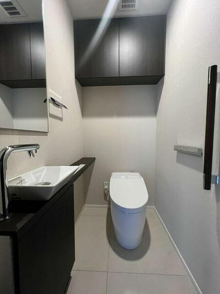 画像14:手洗いスペース付きタンクレストイレ