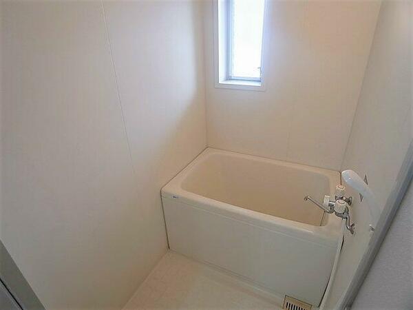 浴室：換気に便利な窓ありバスルーム