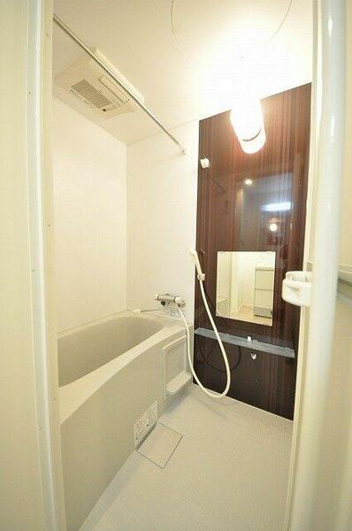 画像7:お洒落なカラーパネルの浴室乾燥機付きの綺麗なバスルームです。