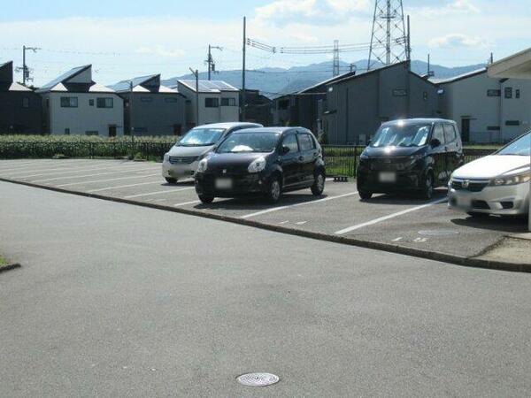 画像14:駐車場はほとんどが縦列駐車になります。