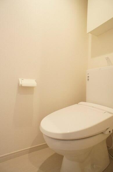 画像9:毎日使うものだから、人に優しく清潔な温水洗浄機能付きトイレ