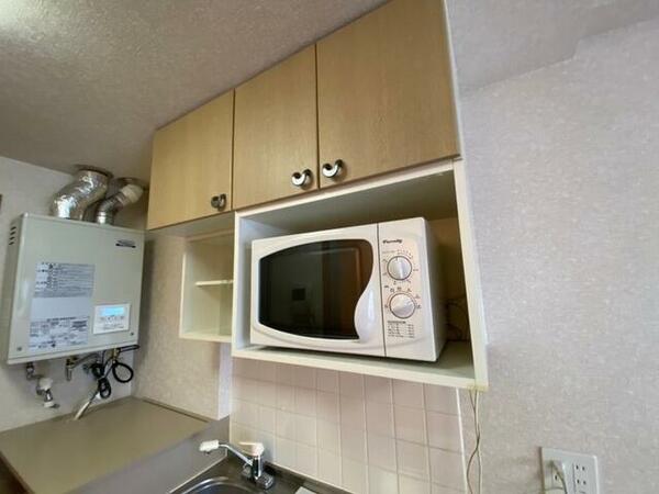 画像16:キッチン上には電子レンジもおけるスペースがございます。