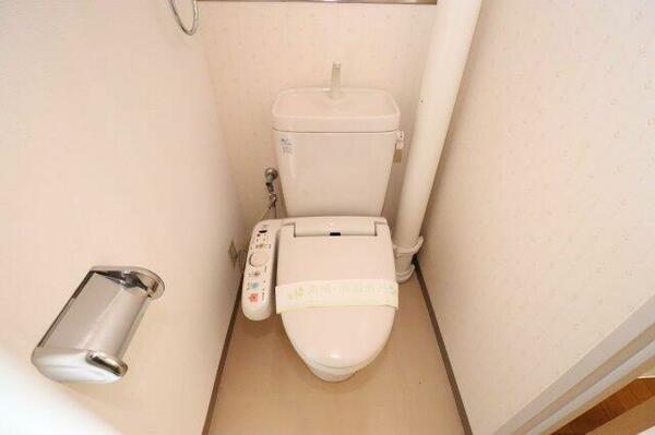 画像10:コンパクトで使いやすいトイレです ※反転の場合あり