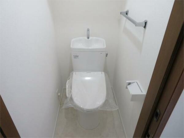 画像13:トイレには快適な温水洗浄便座付