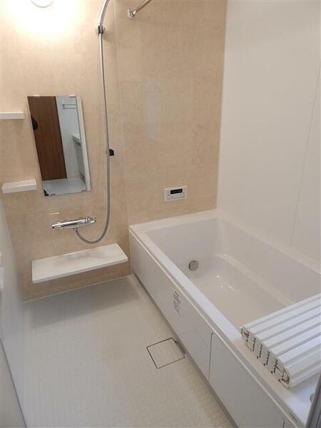 浴室：大理石調のパネルが素敵な一坪ある浴室