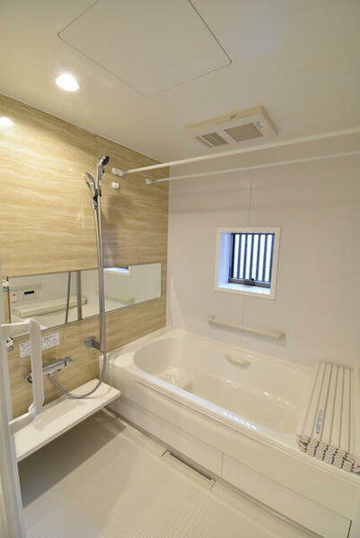 画像10:手すりや滑りにくい床材など、高齢者の暮らしに寄り添った浴室。