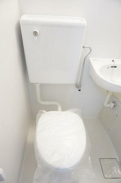 画像7:白を基調とした空間で清潔感のあるトイレです♪