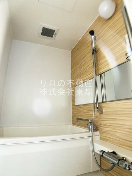 画像6:横長の大きい鏡が便利なバスルームです！