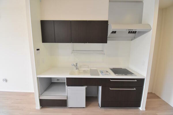 画像9:作業台や上部収納が低く、使いやすいキッチンです。