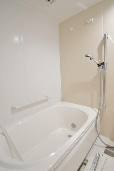画像11:手すりや滑りにくい床材など、高齢者の暮らしに寄り添った浴室。