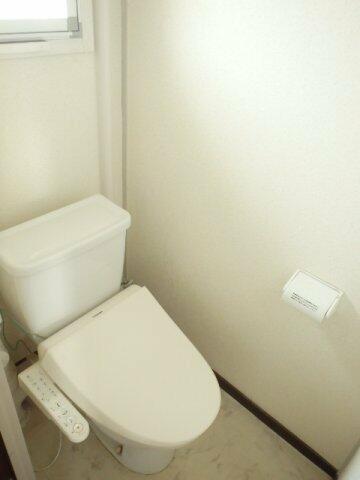 画像8:温水洗浄便座のトイレ、窓あります