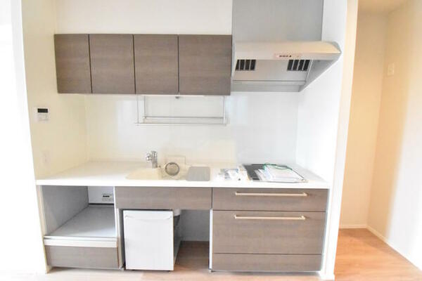 画像16:作業台や上部収納が低く、使いやすいキッチンです。