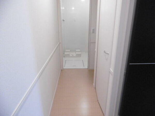 画像11:玄関から洗面所までの廊下