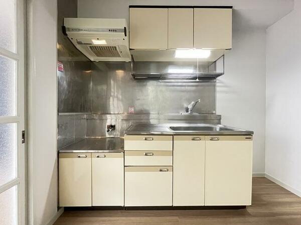 画像4:キッチンは収納付の広めのタイプなので、調理器具など必要な物を収納できます☆