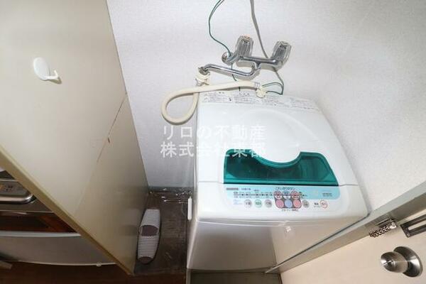 画像12:洗濯機置き場は室内にあるので雨に濡れる心配はありません。