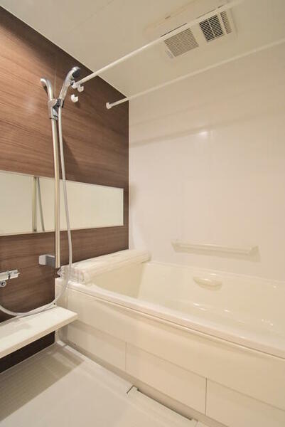 画像11:手すりや滑りにくい床材など、高齢者の暮らしに寄り添った浴室。