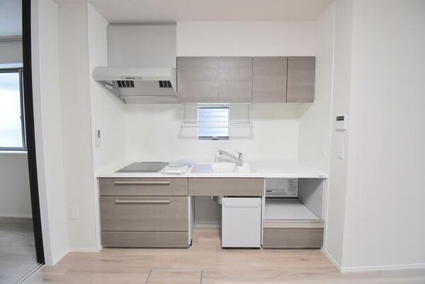 画像9:作業台や上部収納が低く、使いやすいキッチンです。