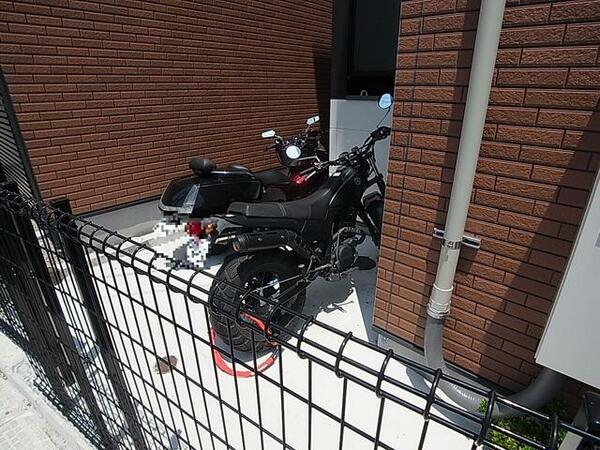 画像16:大きなバイク用駐輪スペース