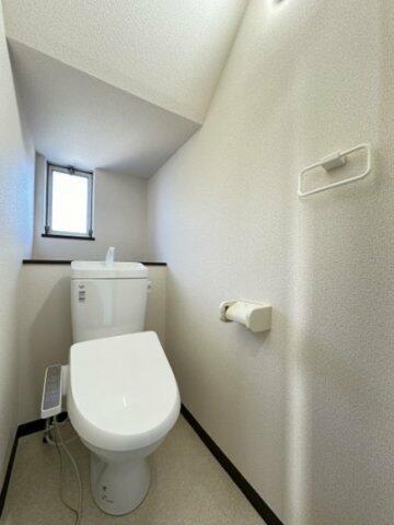 人気のバストイレ別です♪トイレが独立していると使いやすいですよね☆窓のあるトイレで換気もOK☆