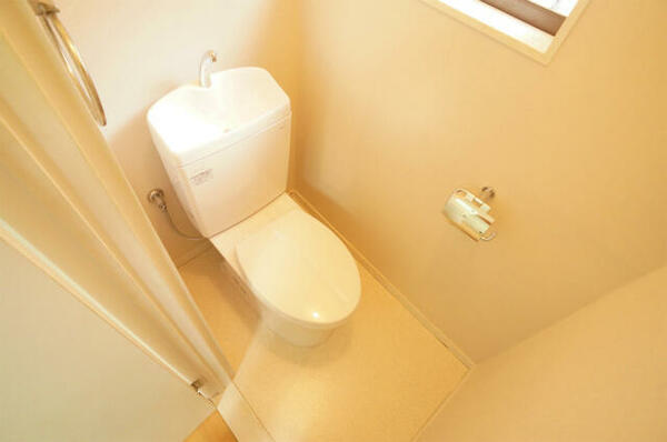 画像8:小窓付きの明るいトイレ