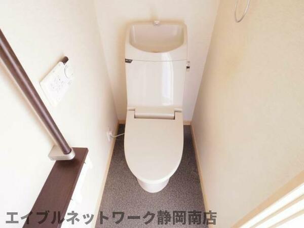 画像8:落ち着いた色調のトイレです