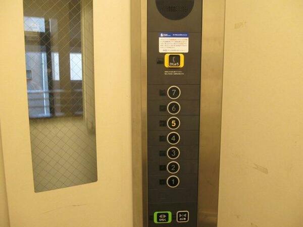 画像10:エレベーターのかご内です