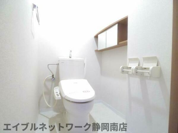 画像8:落ち着いた色調のトイレです